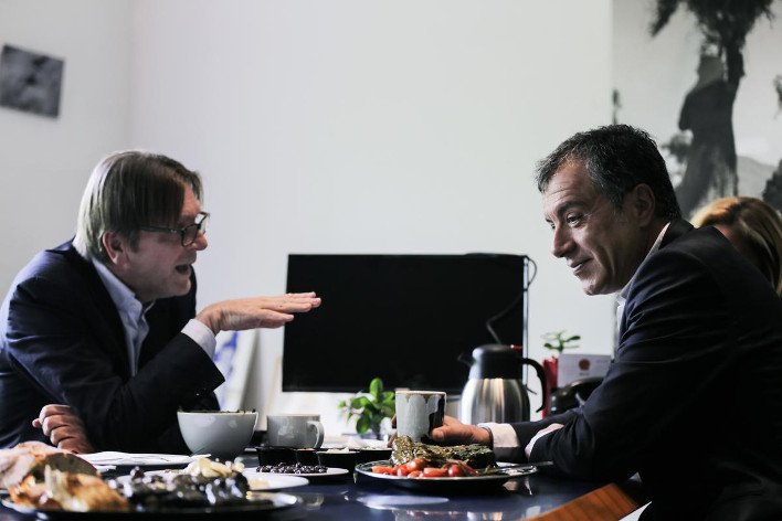 Τα ντολμαδάκια που κέρασε ο Θεοδωράκης στον Φέρχοφσταντ [εικόνες] | iefimerida.gr 4