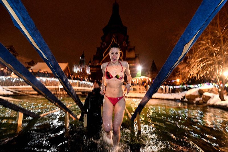 Ρωσίδες με τολμηρά μπικίνι βουτούν μέσα στον χιονιά για να πιάσουν τον σταυρό, στα Θεοφάνεια των Παλαιοημερολογιτών [εικόνες] | iefimerida.gr 0