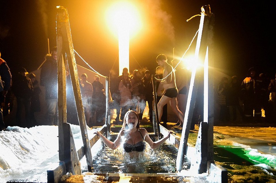 Ρωσίδες με τολμηρά μπικίνι βουτούν μέσα στον χιονιά για να πιάσουν τον σταυρό, στα Θεοφάνεια των Παλαιοημερολογιτών [εικόνες] | iefimerida.gr 1