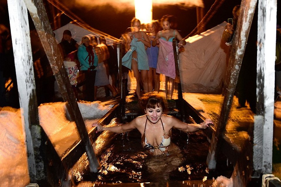 Ρωσίδες με τολμηρά μπικίνι βουτούν μέσα στον χιονιά για να πιάσουν τον σταυρό, στα Θεοφάνεια των Παλαιοημερολογιτών [εικόνες] | iefimerida.gr 3