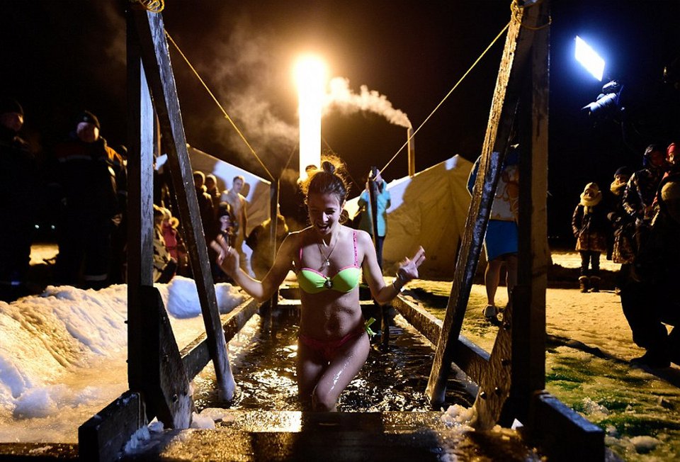 Ρωσίδες με τολμηρά μπικίνι βουτούν μέσα στον χιονιά για να πιάσουν τον σταυρό, στα Θεοφάνεια των Παλαιοημερολογιτών [εικόνες] | iefimerida.gr 4