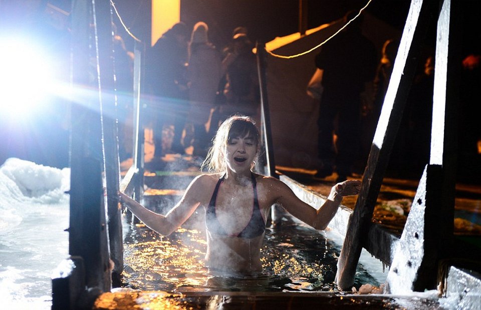 Ρωσίδες με τολμηρά μπικίνι βουτούν μέσα στον χιονιά για να πιάσουν τον σταυρό, στα Θεοφάνεια των Παλαιοημερολογιτών [εικόνες] | iefimerida.gr 5