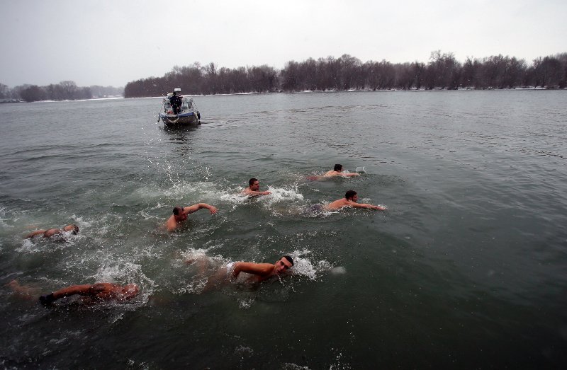 Ρωσίδες με τολμηρά μπικίνι βουτούν μέσα στον χιονιά για να πιάσουν τον σταυρό, στα Θεοφάνεια των Παλαιοημερολογιτών [εικόνες] | iefimerida.gr 17
