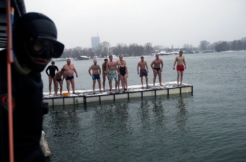 Ρωσίδες με τολμηρά μπικίνι βουτούν μέσα στον χιονιά για να πιάσουν τον σταυρό, στα Θεοφάνεια των Παλαιοημερολογιτών [εικόνες] | iefimerida.gr 18