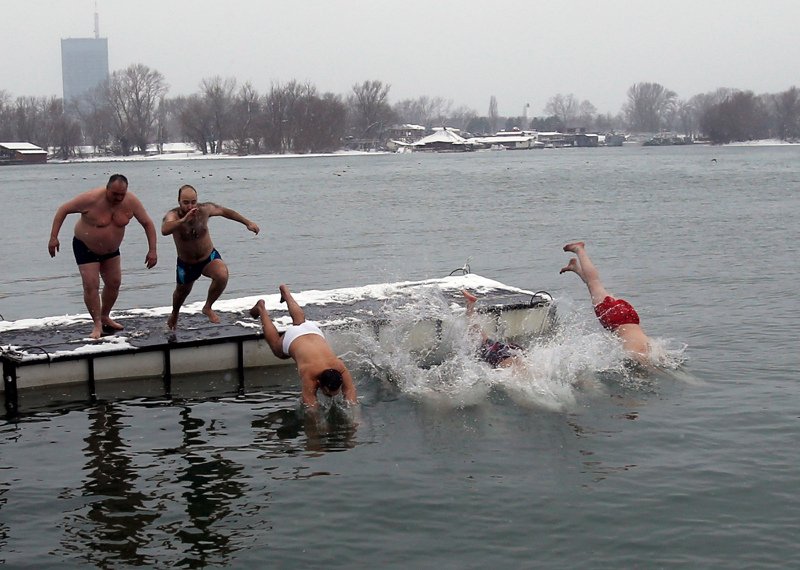Ρωσίδες με τολμηρά μπικίνι βουτούν μέσα στον χιονιά για να πιάσουν τον σταυρό, στα Θεοφάνεια των Παλαιοημερολογιτών [εικόνες] | iefimerida.gr 19