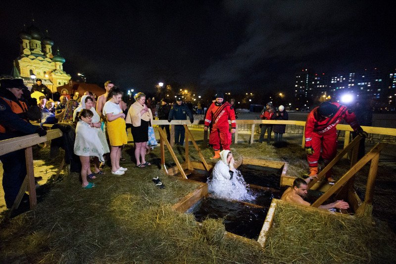 Ρωσίδες με τολμηρά μπικίνι βουτούν μέσα στον χιονιά για να πιάσουν τον σταυρό, στα Θεοφάνεια των Παλαιοημερολογιτών [εικόνες] | iefimerida.gr 9