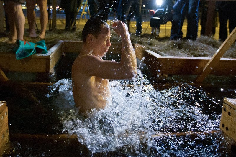 Ρωσίδες με τολμηρά μπικίνι βουτούν μέσα στον χιονιά για να πιάσουν τον σταυρό, στα Θεοφάνεια των Παλαιοημερολογιτών [εικόνες] | iefimerida.gr 10