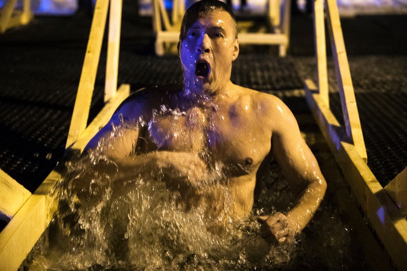 Ρωσίδες με τολμηρά μπικίνι βουτούν μέσα στον χιονιά για να πιάσουν τον σταυρό, στα Θεοφάνεια των Παλαιοημερολογιτών [εικόνες] | iefimerida.gr 11