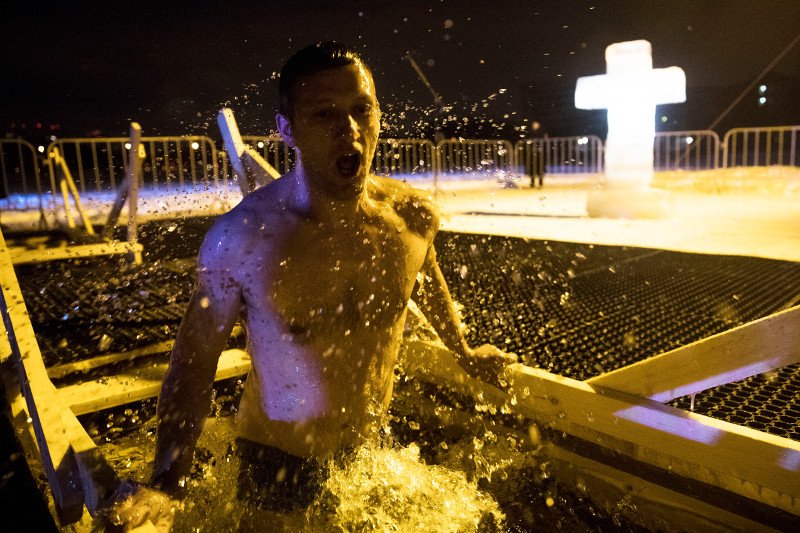 Ρωσίδες με τολμηρά μπικίνι βουτούν μέσα στον χιονιά για να πιάσουν τον σταυρό, στα Θεοφάνεια των Παλαιοημερολογιτών [εικόνες] | iefimerida.gr 12