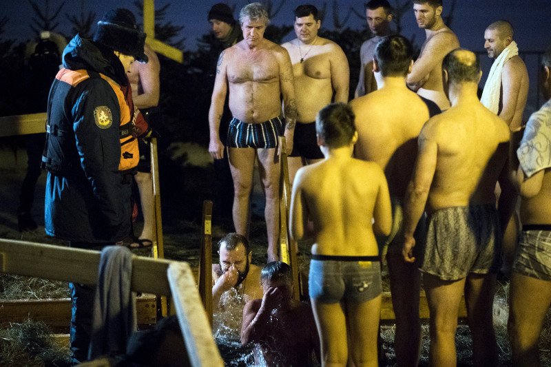 Ρωσίδες με τολμηρά μπικίνι βουτούν μέσα στον χιονιά για να πιάσουν τον σταυρό, στα Θεοφάνεια των Παλαιοημερολογιτών [εικόνες] | iefimerida.gr 13