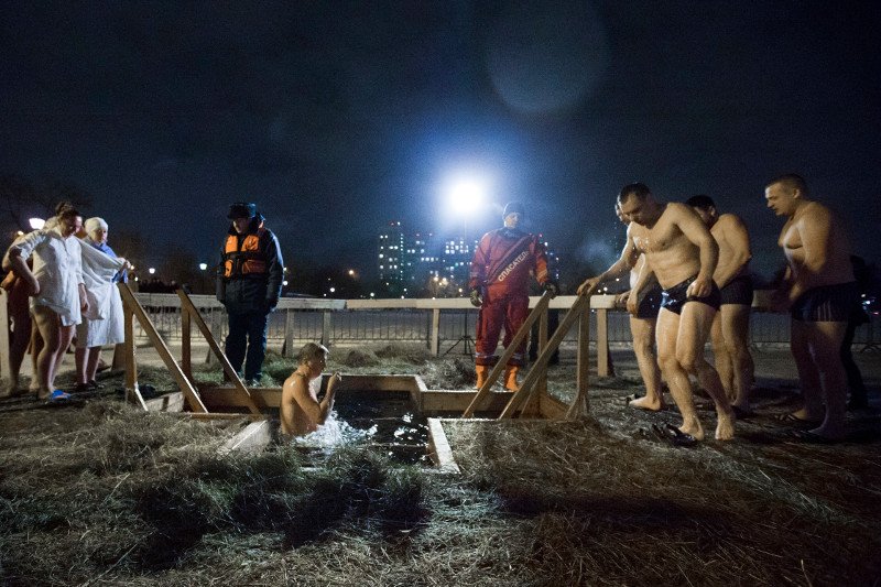 Ρωσίδες με τολμηρά μπικίνι βουτούν μέσα στον χιονιά για να πιάσουν τον σταυρό, στα Θεοφάνεια των Παλαιοημερολογιτών [εικόνες] | iefimerida.gr 14