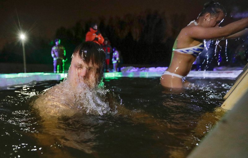 Ρωσίδες με τολμηρά μπικίνι βουτούν μέσα στον χιονιά για να πιάσουν τον σταυρό, στα Θεοφάνεια των Παλαιοημερολογιτών [εικόνες] | iefimerida.gr 16