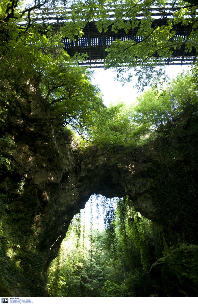 Γιατί κατέρρευσε το Θεογέφυρο -Δείτε πόσο εντυπωσιακό ήταν [βίντεο] | iefimerida.gr 0