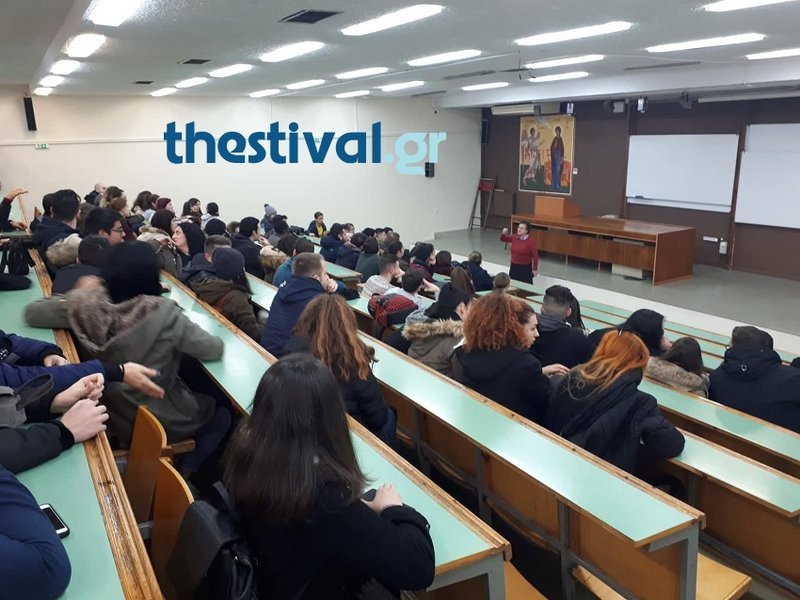 Φοιτητές καθαρίζουν τη Θεολογική Σχολή του ΑΠΘ μετά τους βανδαλισμούς [εικόνες & βίντεο] | iefimerida.gr 1