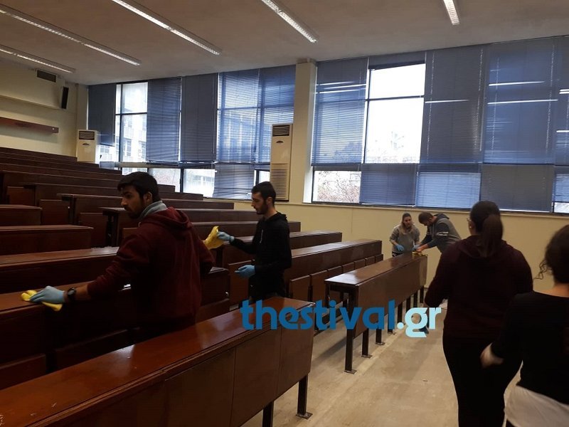 Φοιτητές καθαρίζουν τη Θεολογική Σχολή του ΑΠΘ μετά τους βανδαλισμούς [εικόνες & βίντεο] | iefimerida.gr 2