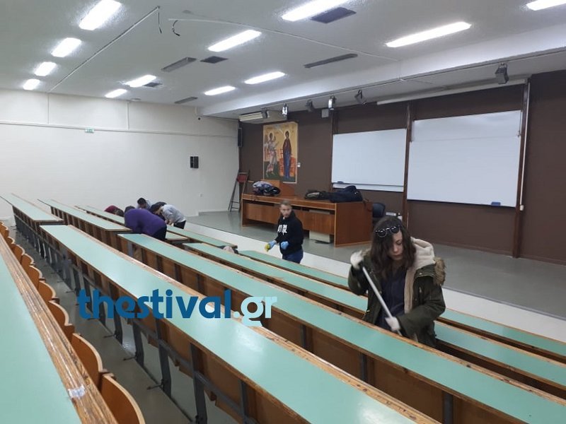 Φοιτητές καθαρίζουν τη Θεολογική Σχολή του ΑΠΘ μετά τους βανδαλισμούς [εικόνες & βίντεο] | iefimerida.gr 3