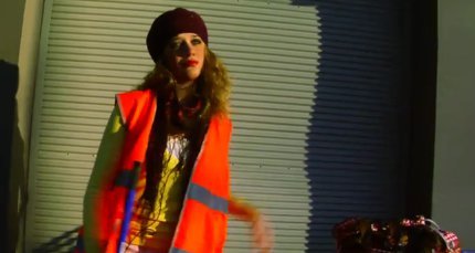 Στα σκουπίδια ψάχνει για φαγητό γνωστή Ελληνίδα κωμικός [εικόνες+βίντεο]  | iefimerida.gr 1