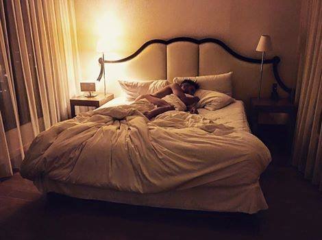 Ο Θεοχάρης Ιωαννίδης γυμνός στο κρεβάτι [εικόνα] | iefimerida.gr 0