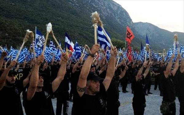 Η Χρυσή Αυγή κάνει κιτς τελετή στις Θερμοπύλες: Οι πυρσοί, τα στρατιωτικά παραγγέλματα του Κασιδιάρη και ο ναζιστικός χαιρετισμός του Μιχαλολιάκου [βίντεο] | iefimerida.gr 1