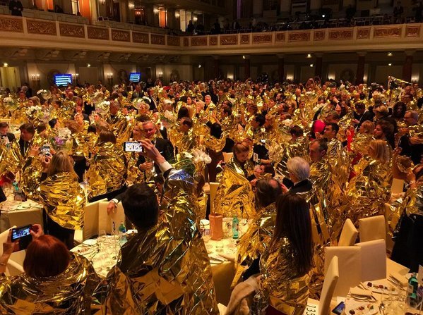 Η Σαρλίζ Θερόν τυλίχθηκε με ισοθερμική κουβέρτα -Σε γκαλά για τους πρόσφυγες [εικόνες] | iefimerida.gr 0