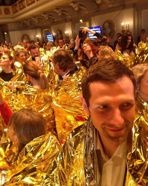 Η Σαρλίζ Θερόν τυλίχθηκε με ισοθερμική κουβέρτα -Σε γκαλά για τους πρόσφυγες [εικόνες] | iefimerida.gr 1