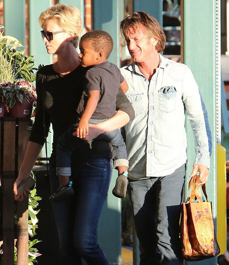 Νέος έρωτας στο Χόλιγουντ; Ποιον σούπερ σταρ ηθοποιό χουφτώνει η Σαρλίζ Θερόν [εικόνες] | iefimerida.gr 0