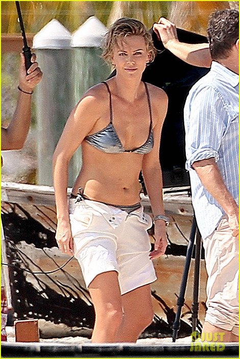 Οχι με ένα αλλά με τέσσερα αποκαλυπτικά μαγιό η Σαρλίζ Θερόν μας δείχνει ότι ακόμη βασιλεύει [εικόνες] | iefimerida.gr 1