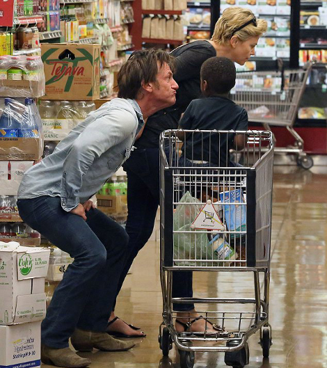 Νέος έρωτας στο Χόλιγουντ; Ποιον σούπερ σταρ ηθοποιό χουφτώνει η Σαρλίζ Θερόν [εικόνες] | iefimerida.gr 1