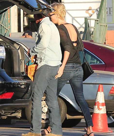 Νέος έρωτας στο Χόλιγουντ; Ποιον σούπερ σταρ ηθοποιό χουφτώνει η Σαρλίζ Θερόν [εικόνες] | iefimerida.gr 2