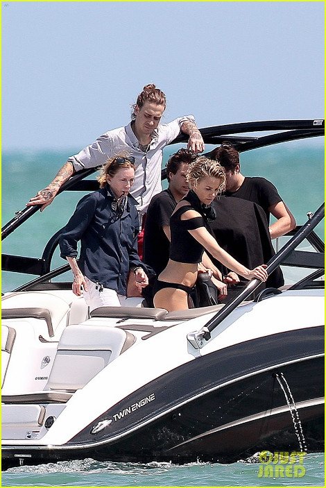 Οχι με ένα αλλά με τέσσερα αποκαλυπτικά μαγιό η Σαρλίζ Θερόν μας δείχνει ότι ακόμη βασιλεύει [εικόνες] | iefimerida.gr 2