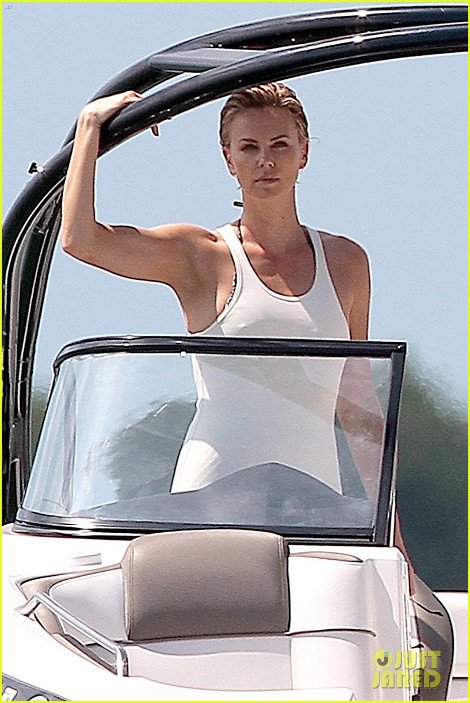 Οχι με ένα αλλά με τέσσερα αποκαλυπτικά μαγιό η Σαρλίζ Θερόν μας δείχνει ότι ακόμη βασιλεύει [εικόνες] | iefimerida.gr 3