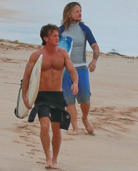 Βρεγμένη Πρωτοχρονιά για τη Σαρλίζ Θερόν και το μπίκινι της στη Χαβάη [εικόνες] | iefimerida.gr 3