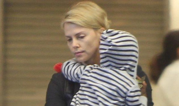 Αμακιγιάριστη και ακομπλεξάριστη η Σαρλίζ Θερόν, στο αεροδρόμιο με τον γιο της | iefimerida.gr 0