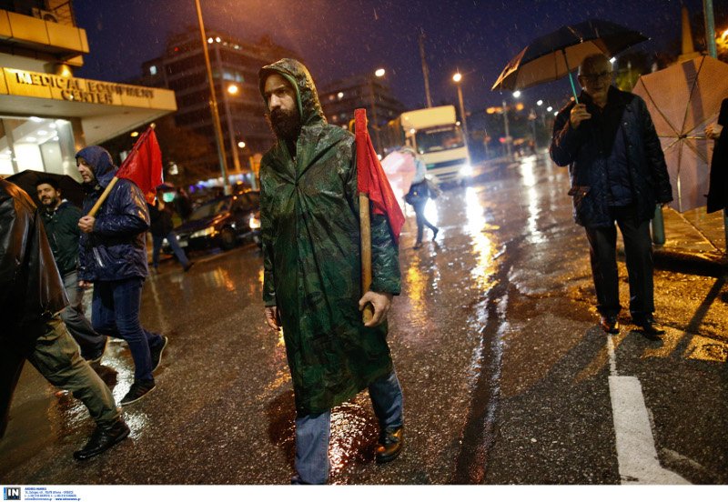 Πορείες για το Πολυτεχνείο στη Θεσσαλονίκη -Εκαψαν την αμερικανική σημαία έξω από το προξενείο [βίντεο] | iefimerida.gr 0