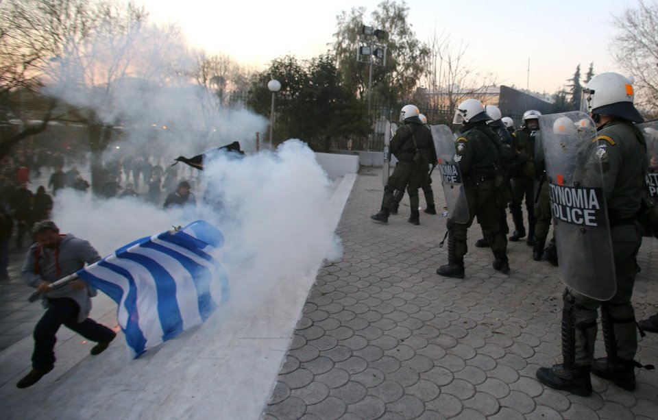 ΕΛ.ΑΣ. για τα επεισόδια στη Θεσσαλονίκη: Ρίξαμε χημικά στους αγρότες γιατί μας επιτέθηκαν με κροτίδες, πυρσούς και πέτρες [εικόνες] | iefimerida.gr 3
