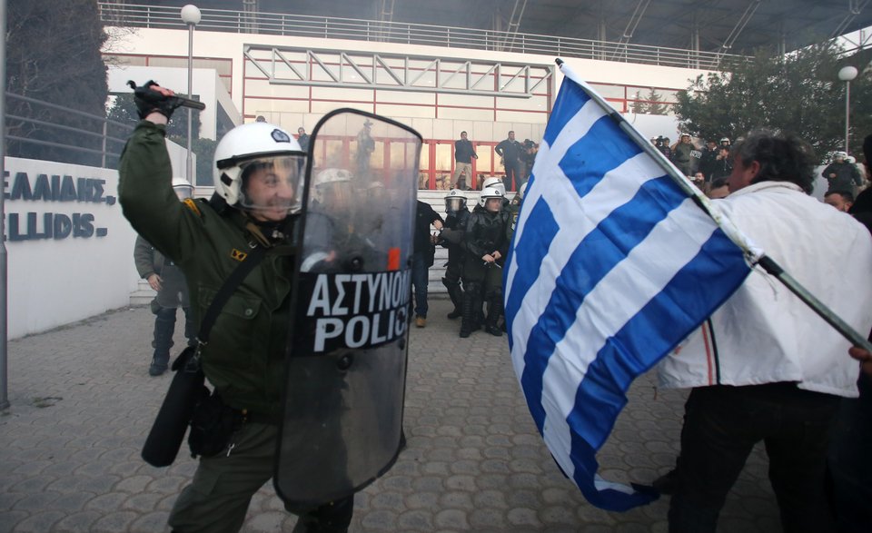 ΕΛ.ΑΣ. για τα επεισόδια στη Θεσσαλονίκη: Ρίξαμε χημικά στους αγρότες γιατί μας επιτέθηκαν με κροτίδες, πυρσούς και πέτρες [εικόνες] | iefimerida.gr 1