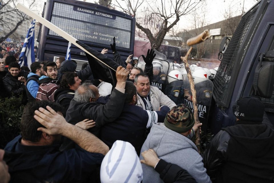 ΕΛ.ΑΣ. για τα επεισόδια στη Θεσσαλονίκη: Ρίξαμε χημικά στους αγρότες γιατί μας επιτέθηκαν με κροτίδες, πυρσούς και πέτρες [εικόνες] | iefimerida.gr 0