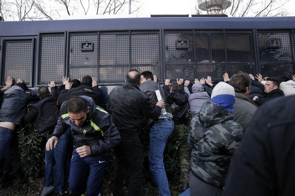 ΕΛ.ΑΣ. για τα επεισόδια στη Θεσσαλονίκη: Ρίξαμε χημικά στους αγρότες γιατί μας επιτέθηκαν με κροτίδες, πυρσούς και πέτρες [εικόνες] | iefimerida.gr 2