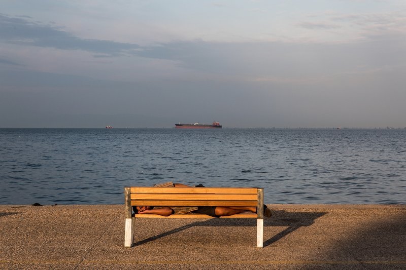 Η... άλλη Θεσσαλονίκη εν μέσω ΔΕΘ -Ξάπλες στην παραλία, ψάρεμα και άδειοι δρόμοι [εικόνες] | iefimerida.gr 5