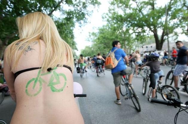 Οι ποδηλάτες στη Θεσσαλονίκη... βγήκαν από τα ρούχα τους [εικόνες] | iefimerida.gr 1