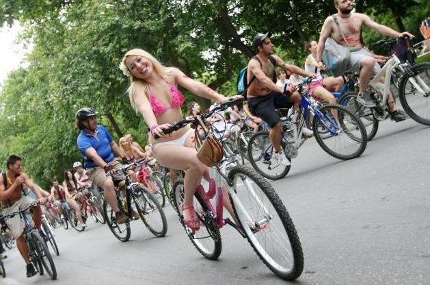 Οι ποδηλάτες στη Θεσσαλονίκη... βγήκαν από τα ρούχα τους [εικόνες] | iefimerida.gr 2