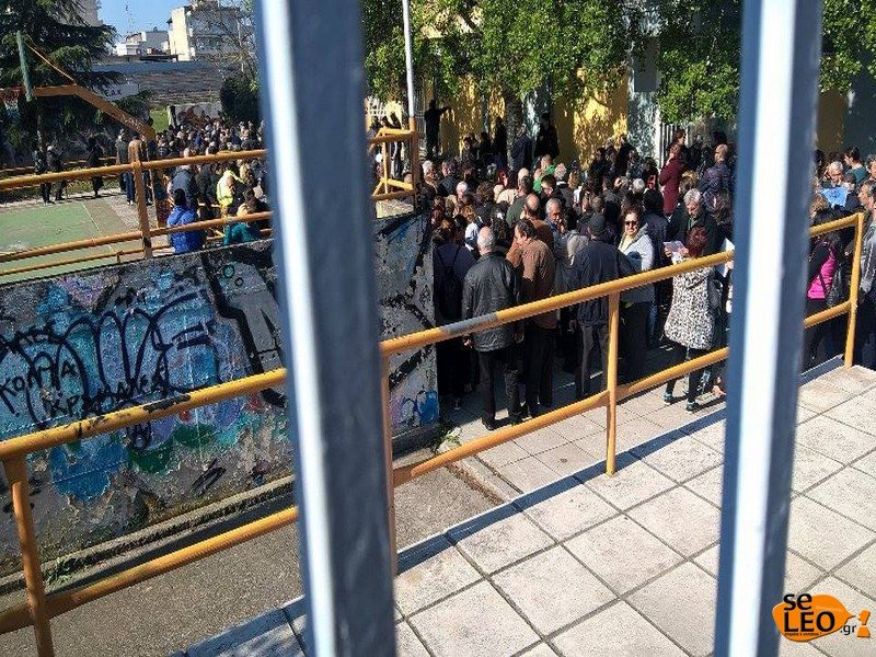 Τεράστιες ουρές και ταλαιπωρία για λίγα δωρεάν τρόφιμα στη Θεσσαλονίκη [εικόνες] | iefimerida.gr 0