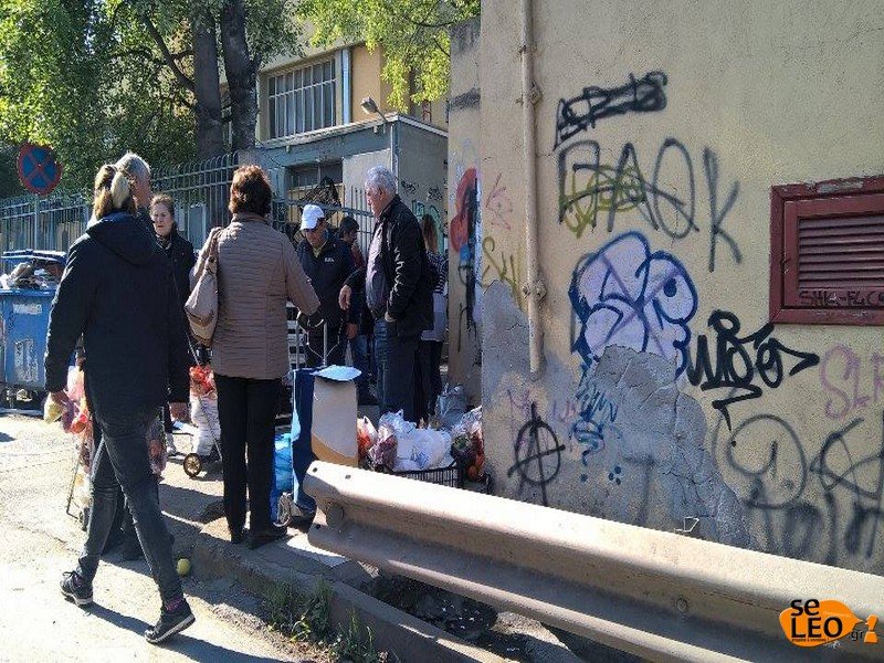 Τεράστιες ουρές και ταλαιπωρία για λίγα δωρεάν τρόφιμα στη Θεσσαλονίκη [εικόνες] | iefimerida.gr 1