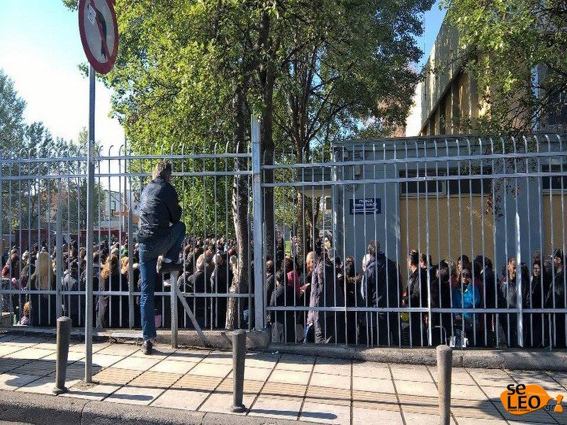 Τεράστιες ουρές και ταλαιπωρία για λίγα δωρεάν τρόφιμα στη Θεσσαλονίκη [εικόνες] | iefimerida.gr 2