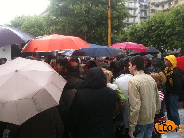 Ενταση και σκηνές αλλοφροσύνης κατά τη διάρκεια της δωρεάν διανομής τροφίμων στη Θεσσαλονίκη [εικόνες&βίντεο] | iefimerida.gr 0