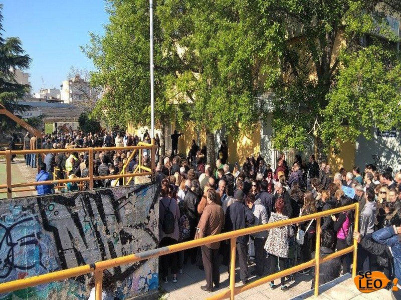 Τεράστιες ουρές και ταλαιπωρία για λίγα δωρεάν τρόφιμα στη Θεσσαλονίκη [εικόνες] | iefimerida.gr 3