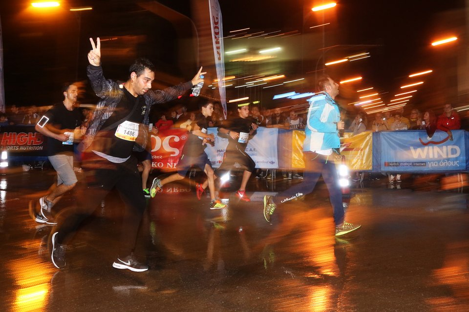 Διεθνής Νυχτερινός Ημιμαραθώνιος: 20.000 δρομείς πλημμύρισαν τη Θεσσαλονίκη [εικόνες]  | iefimerida.gr 0