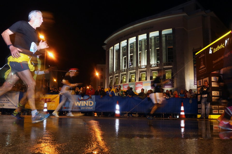 Διεθνής Νυχτερινός Ημιμαραθώνιος: 20.000 δρομείς πλημμύρισαν τη Θεσσαλονίκη [εικόνες]  | iefimerida.gr 5
