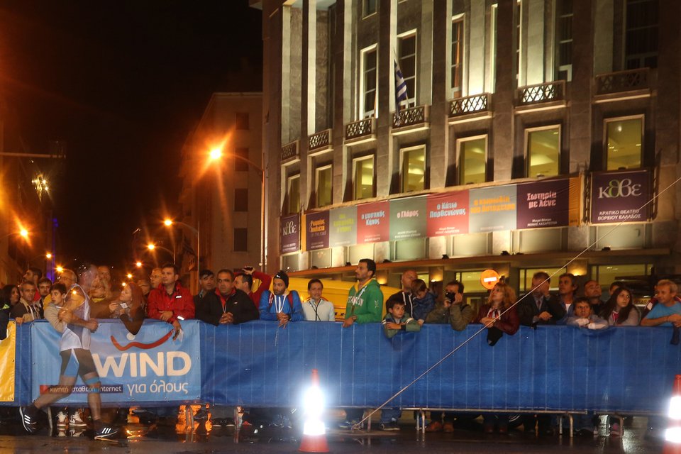 Διεθνής Νυχτερινός Ημιμαραθώνιος: 20.000 δρομείς πλημμύρισαν τη Θεσσαλονίκη [εικόνες]  | iefimerida.gr 4