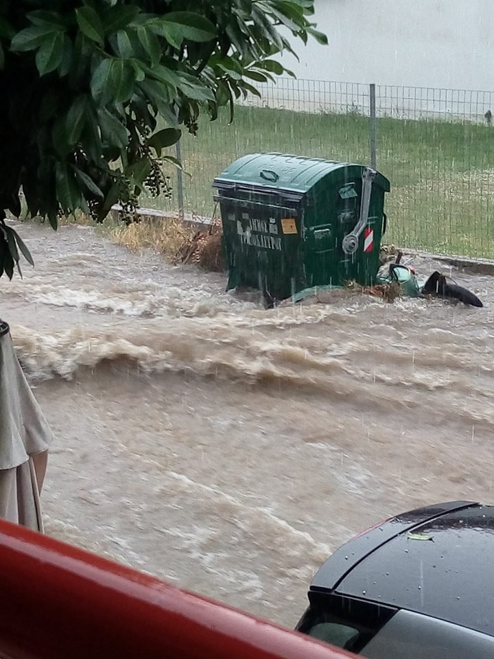 Καλοκαιρινό μπουρίνι με χαλάζι στη Θεσσαλονίκη [εικόνες & βίντεο] | iefimerida.gr 0